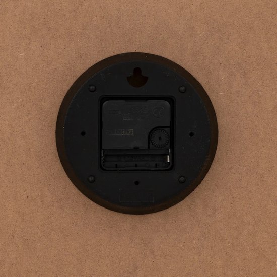 Achterkant van een houten klok met quartz uurwerk.