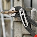 Knipex waterpomptang die een roestig metalen object vasthoudt.