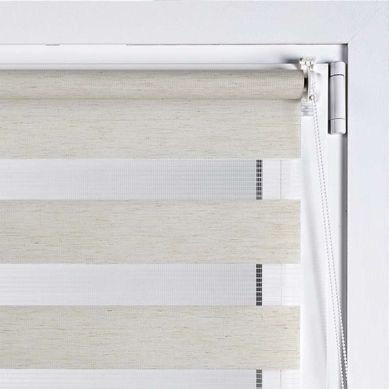 Close-up van een beige duo rolgordijn met horizontale banen van stof en gaas.