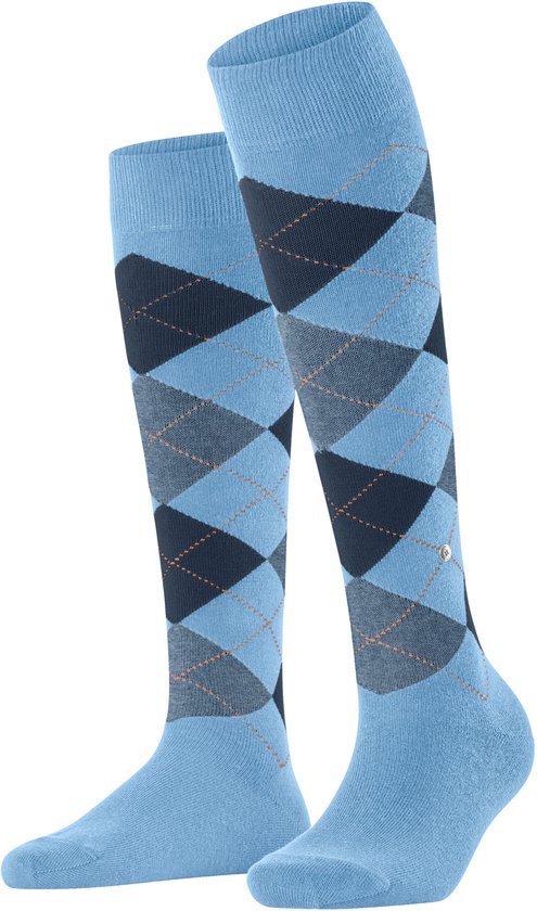 Paar lichtblauwe kniekousen met ruitpatroon in donkerblauw, grijsblauw en oranje stiksels. Logo op de kuit.