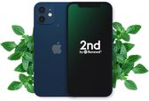 Donkerblauwe iPhone 12 met groene bladeren aan de zijkanten. Het scherm toont '2nd by Renewd'.