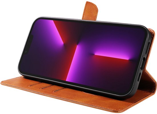 Bruine kunstlederen telefoonhoes in boekstijl, geopend, met een telefoon erin.