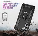 Zwarte telefoonhoes met textuur, metalen ring en militaire keurmerk.