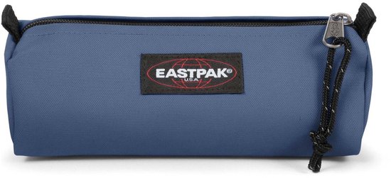 Blauw Eastpak etui met zwart logo en trekkoordje.