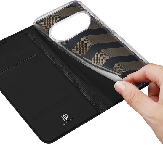 Une main détache la coque transparente à motif ondulé doré de l'étui portefeuille noir ouvert.