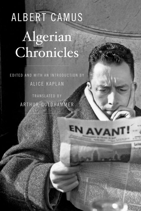Chroniques Algériennes d'Albert Camus, éditées par Alice Kaplan, traduites par Arthur Goldhammer, avec un homme lisant un journal "EN AVANT!".