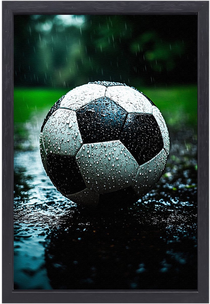 Voetbal in regenachtig grasland - Voetbal muurdecoratie - Wanddecoratie canvas bal - Hyperrealisme - Ingelijste canvas schilderijen - Decoratie slaapkamer - canvas met baklijst 50x70 cm
