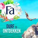 Een vrouw springt in de oceaan met Fa logo en tropische bloemen.
