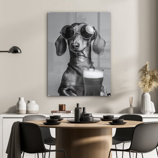 MuchoWow® Glasschilderij 60x80 cm - Schilderij acrylglas - Teckel - Bier - Glas - Bril - Foto op glas - Muurdecoratie woonkamer - Wanddecoratie slaapkamer - Schilderijen