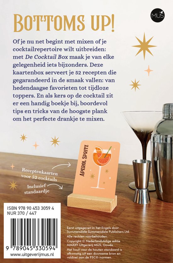 Een cocktailkaart 'Aperol Spritz' met sinaasappelschijfjes en een rietje. Kaart staat op een houten standaard naast een shaker en cocktailglas. Receptkaarten voor 52 cocktails.