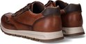 Achterkant van bruine leren sneakers, met veters en ritssluiting.