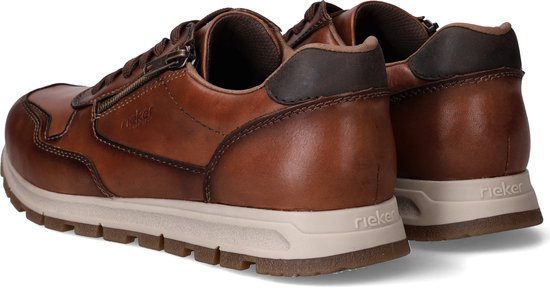 Achterkant van bruine leren sneakers, met veters en ritssluiting.