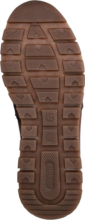 Onderkant van een bruine sneaker met profielzool en logo.