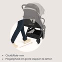 Grijze buggy met Click&Ride-rem, en de mogelijkheid om grote stappen te zetten bij het lopen.