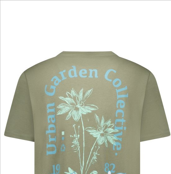 Olijfgroen T-shirt met blauwe 'Urban Garden Collective' en bloemenprint op de rug.