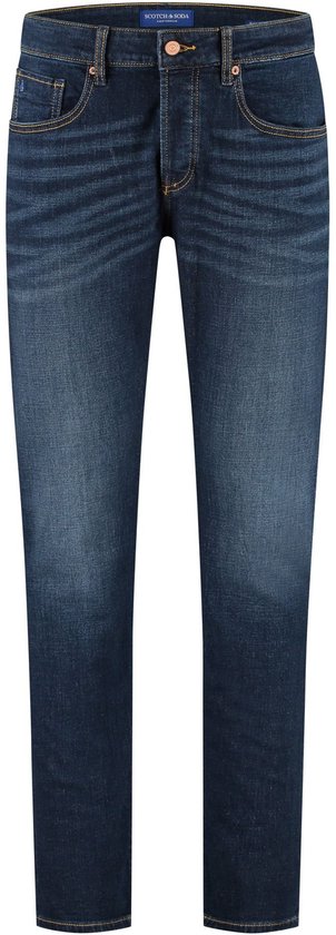Donkerblauwe jeans met lichte wassing en gele stiksels.