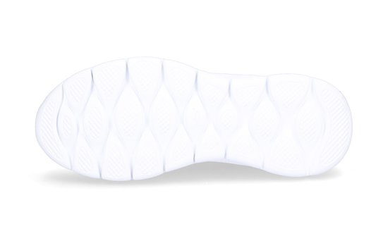 Onderkant van een witte Skechers GO WALK FLEX sneaker met een golvend patroon.