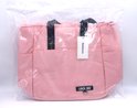Roze lunchtas met handvatten en zijvakken, verpakt in doorzichtig plastic met een wit label.