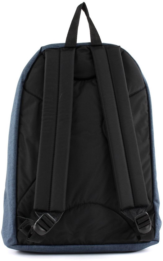 Achterkant van een blauwe Eastpak rugzak met textuur en verstelbare schouderbanden.