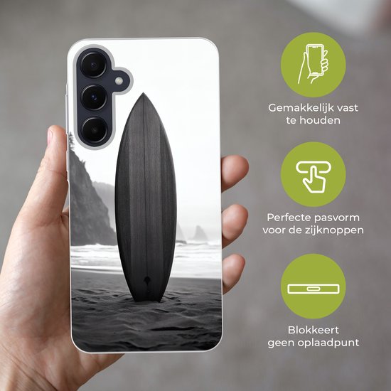 Telefoonhoesje Geschikt voor Samsung Galaxy A55 hoesje - Surfplank - Zand - Zee - Siliconen Telefoonhoesje Telefoonhoesje