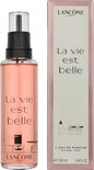 Lancôme La Vie est Belle Eau de Parfum navulfles met roze vloeistof, naast de verpakking.