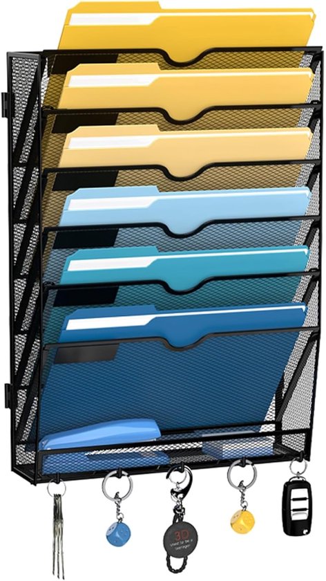 Zwarte metalen wandorganizer met gele en blauwe mappen en vier sleutelhaken onderaan.