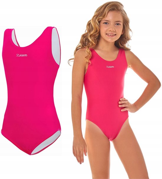 Felroze ZAGANO badpak voor meisjes, met witte binnenkant en logo op de borst. Gedragen door een lachend model.