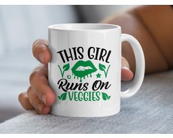 This Girl Runs on Veggies Mug, Vegan Gift, Groene Lippen Mok, Plant Eten Mok, Veganistisch, Cadeau Voor Haar, Gezonde Levensstijl Mok