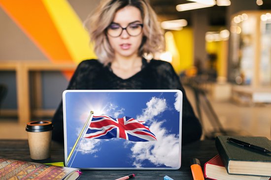 Sticker pour ordinateur portable - 13,3 pouces - Le drapeau du Royaume-Uni flotte dans le ciel