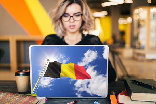 Sticker pour ordinateur portable - 15,6 pouces - Le drapeau de la België flotte dans le ciel