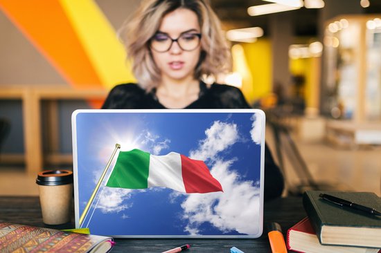 Sticker pour ordinateur portable - 15,6 pouces - Le drapeau de l'Italie flotte dans le ciel