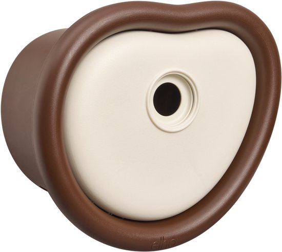 Kastanjebruin en crèmekleurig vogelhuisje met een ronde opening, op een witte achtergrond.