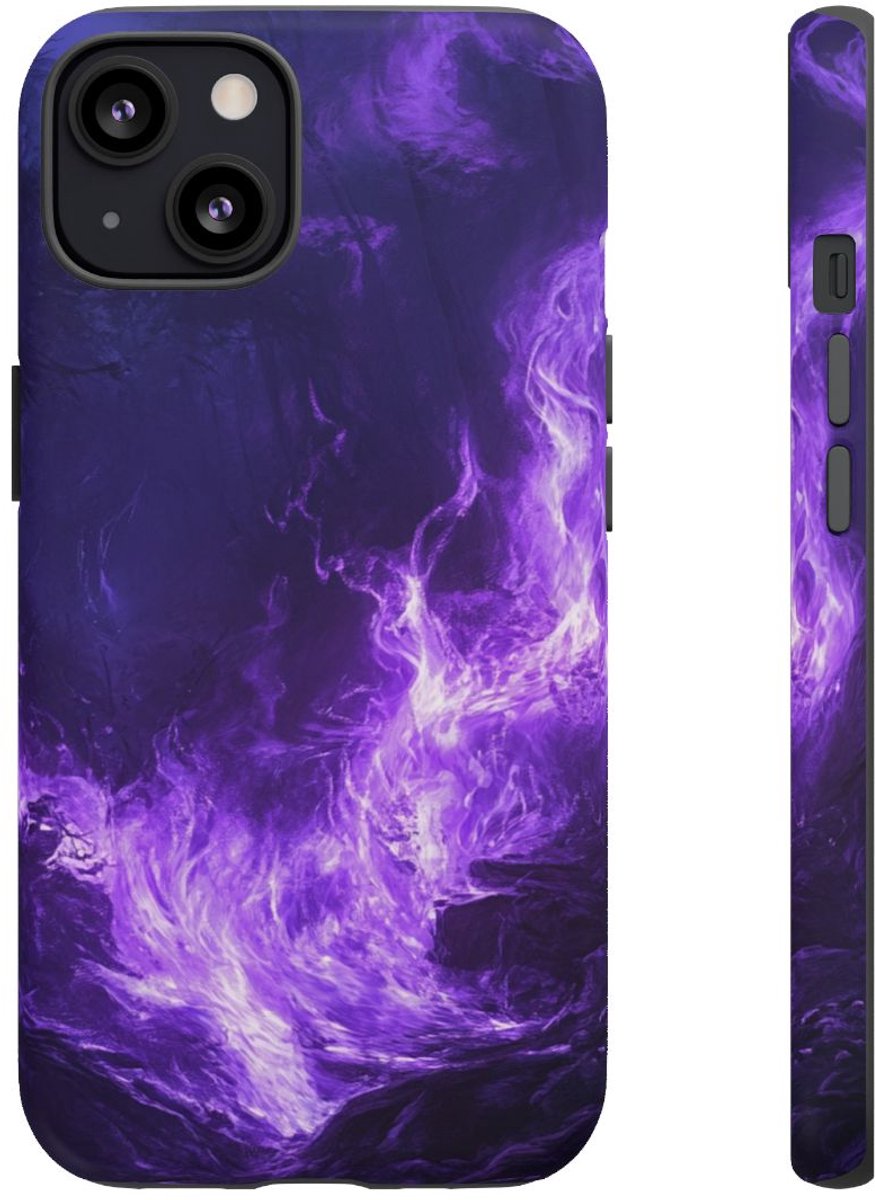 Spookachtig Paarse Vlammen in Donker Bos – Telefoonhoesje Geschikt voor iPhone 13