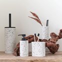 Set badkameraccessoires met terrazzo-look, waaronder een zeepdispenser, tandenborstelhouder, houder voor toiletborstel en een houder met kam.