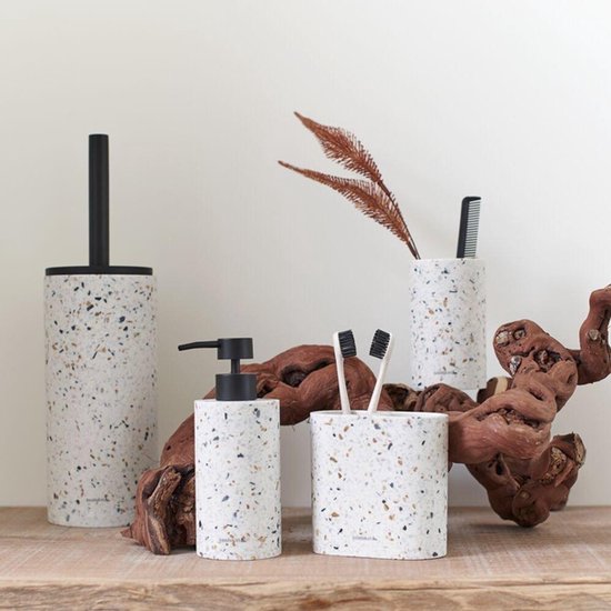 Set badkameraccessoires met terrazzo-look, waaronder een zeepdispenser, tandenborstelhouder, houder voor toiletborstel en een houder met kam.