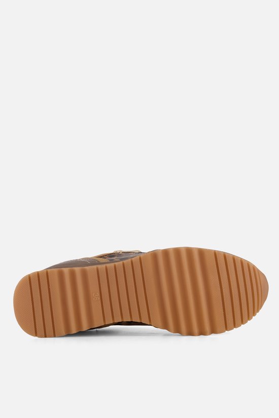 Onderkant van een beige dames sneaker met luipaardprint, goudkleurig metaal en bordeauxrode details. Merk: Marco Tozzi.
