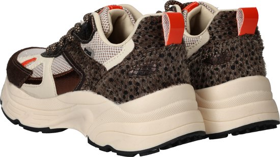 Bruine sneakers met beige, bruine en witte panelen, luipaardprint en oranje accenten aan de achterkant.