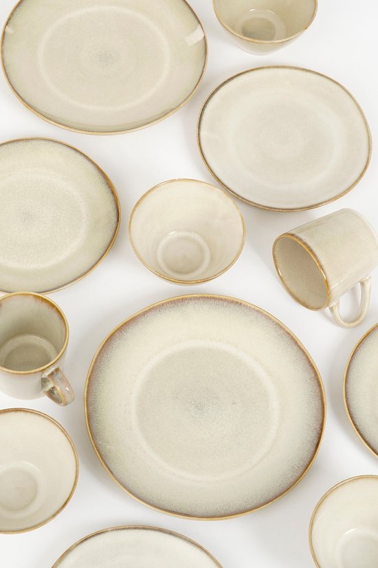 Verschillende beige borden, mokken en kommen met een bruine rand, gerangschikt op een witte achtergrond.