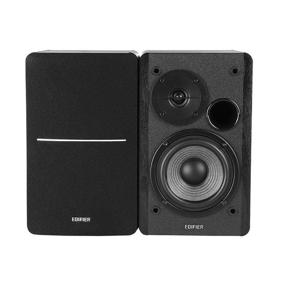 Zwarte Edifier speaker met houten accenten naast een zwarte speaker met stoffen voorkant.