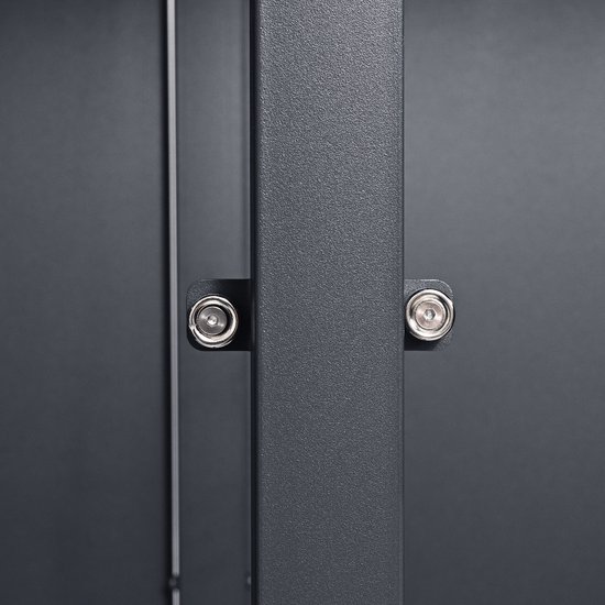 Close-up van de sluitingen op de deuren van een grijze containerberging.
