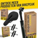 Collectie BikePeak producten: een zwart fietszadel "MEMORY FOAM 3.0", een zwarte geveerde zadelpen "SATTELSTÜTZE" en twee paar zwarte V-brake remblokken.