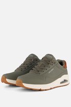 Paar olijfgroene Skechers sneakers met veters, crèmekleurige zolen en bruine hieldetails.