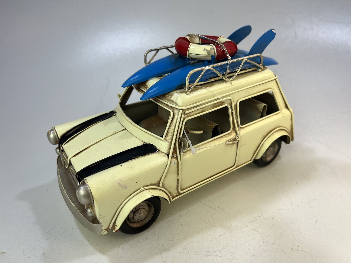 Witte Metalen vintage Mini met surfplank