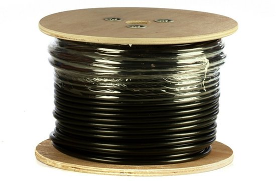 Bobine en bois avec beaucoup de câble noir, emballé dans du film transparent.