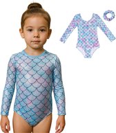 Meisje in blauw turnpakje met zeemeerminnen schubbenprint. Naast het meisje, een turnpakje en scrunchie.