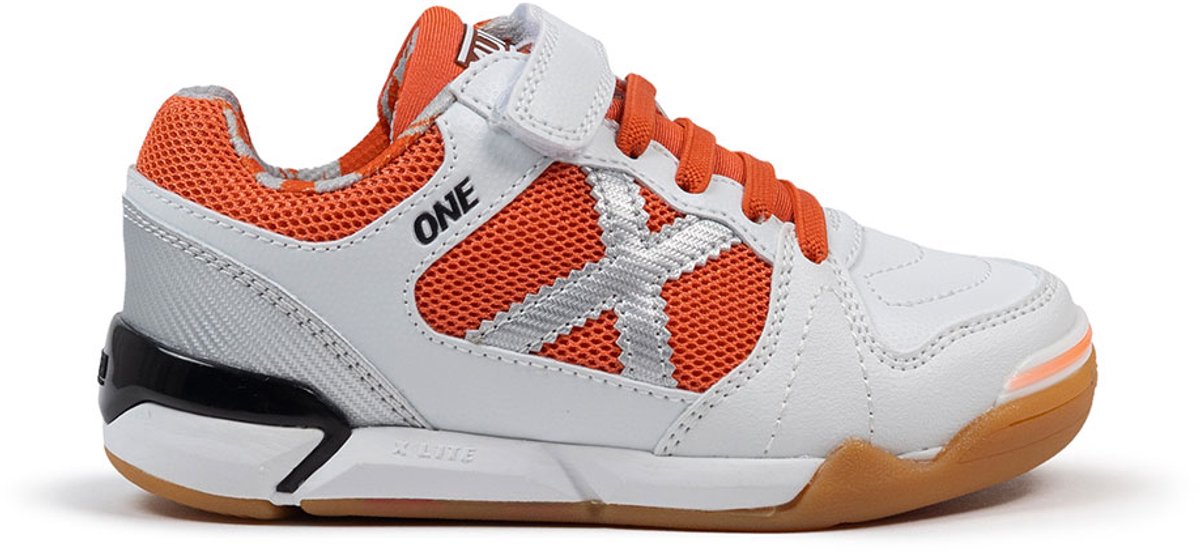 Witte zaalvoetbalschoenen met oranje accenten, mesh bovenwerk, synthetische verstevigingen en TPU-neus voor duurzaamheid.