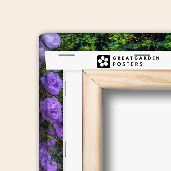 De rand van een tuinposter met paarse bloemen en groene bladeren, met het "GREATGARDEN POSTERS" logo.