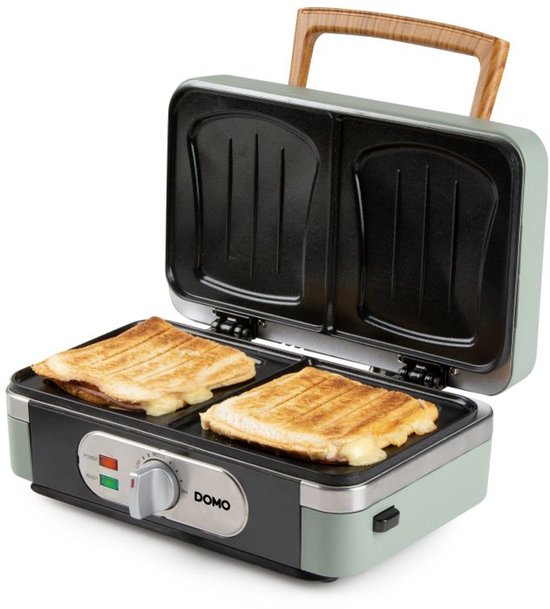 Groene sandwichmaker met twee tosti's met gesmolten kaas.