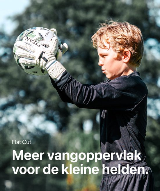 Jongen met zwart keepersshirt en witte Titan handschoenen vangt een bal.