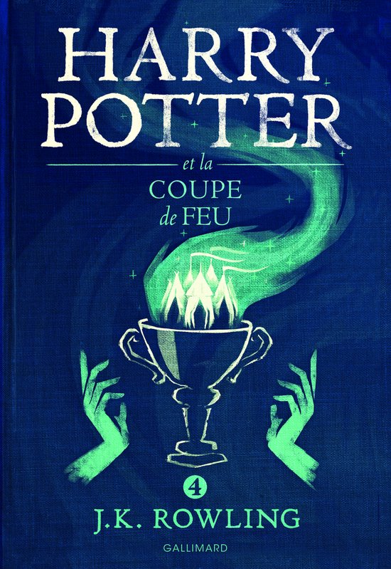 Harry Potter et la Coupe de Feu : couverture avec un trophée en flammes vertes et des mains.